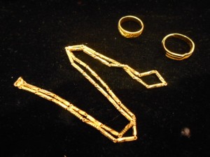 黃金是應急的好夥伴，出售黃金飾品就找桂麗瑩