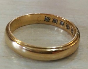 內圍鑲嵌鑽石