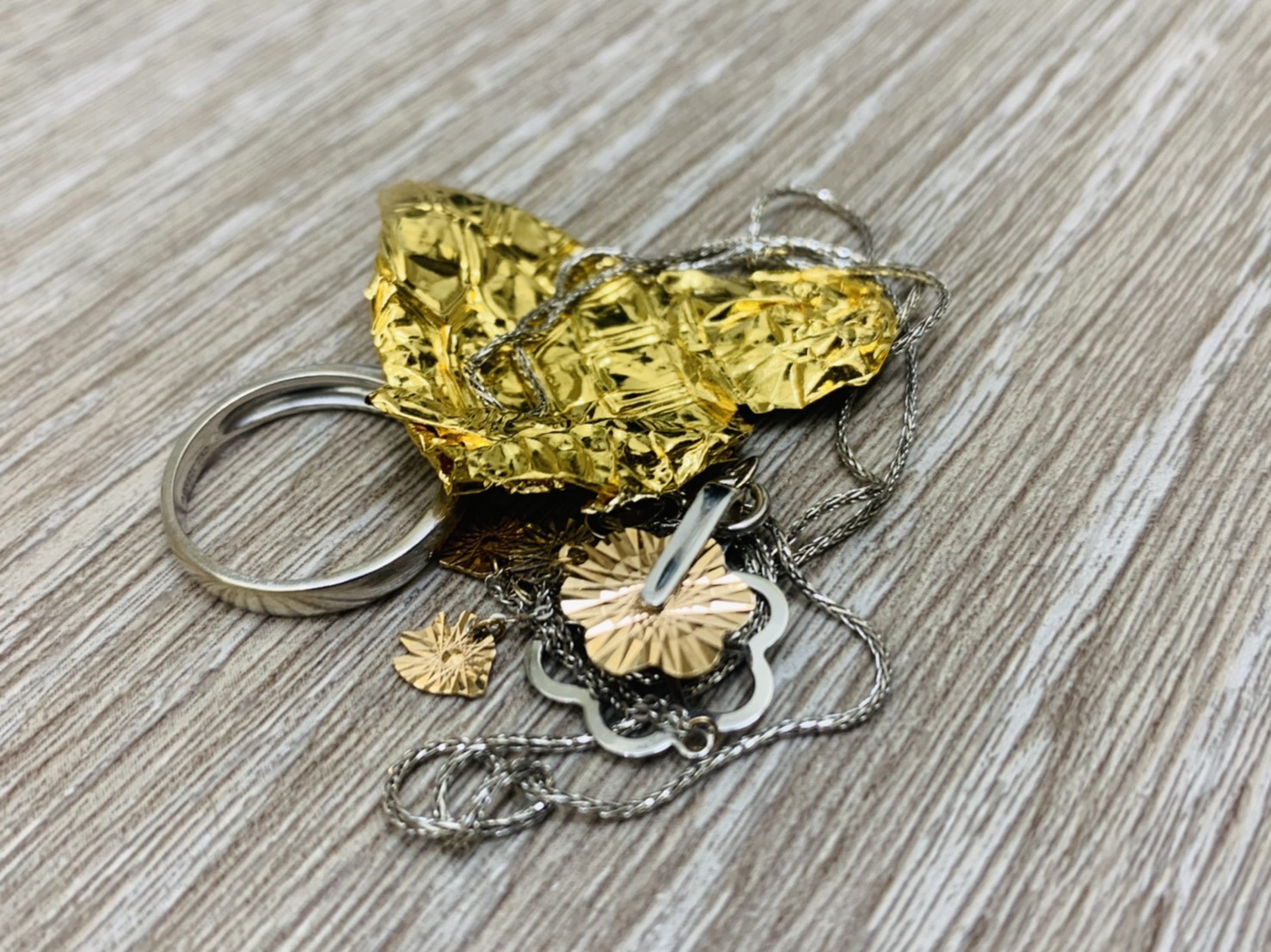 壞掉斷掉的老舊飾品